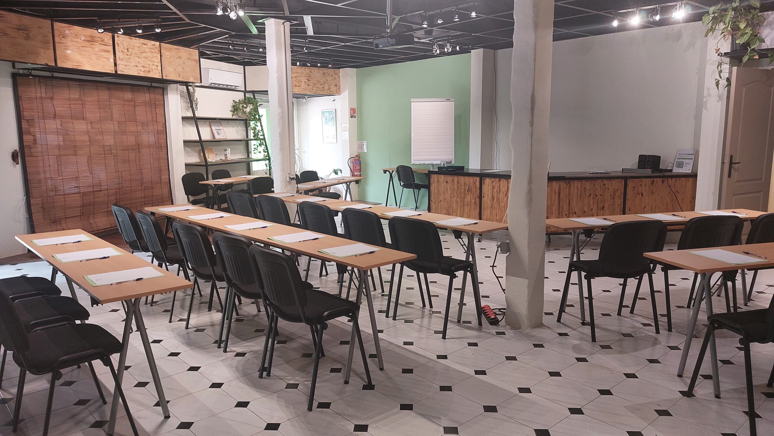 Salle Cardinale configuration théâtre séminaire Vert Tu Oses La Réunion